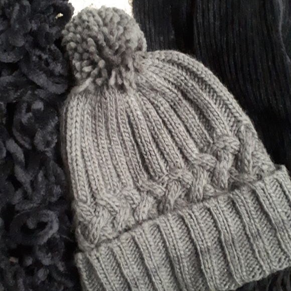 Toques & Scarves - Picture 4 of 4